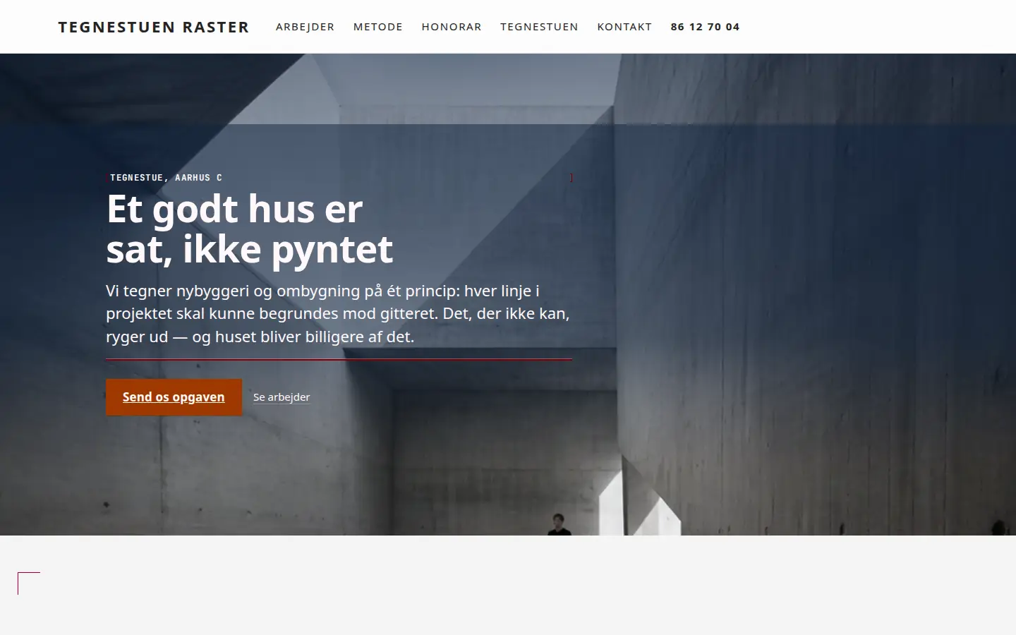 Forsiden af eksempelsitet for Tegnestuen Raster i temaet Arkitekt og tegnestue, set på en computer
