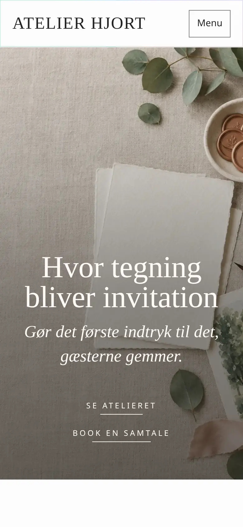 Forsiden af eksempelsitet for Atelier Hjort i temaet Atelier og skræddersyet, set på en mobil