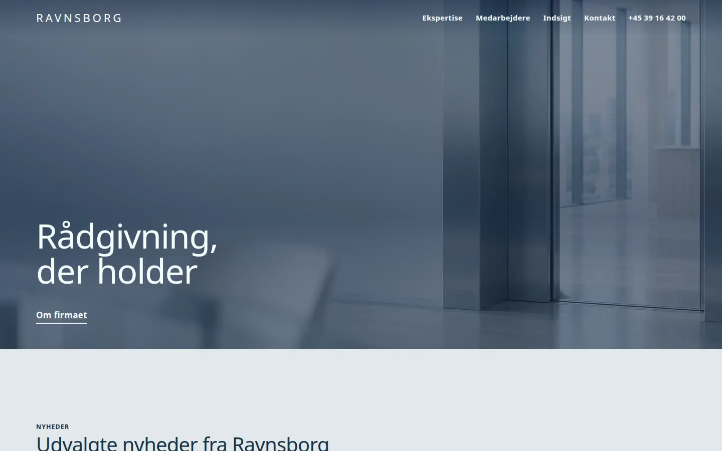 Forsiden af eksempelsitet for Ravnsborg i temaet Rådgivning og advokatfirma, set på en computer
