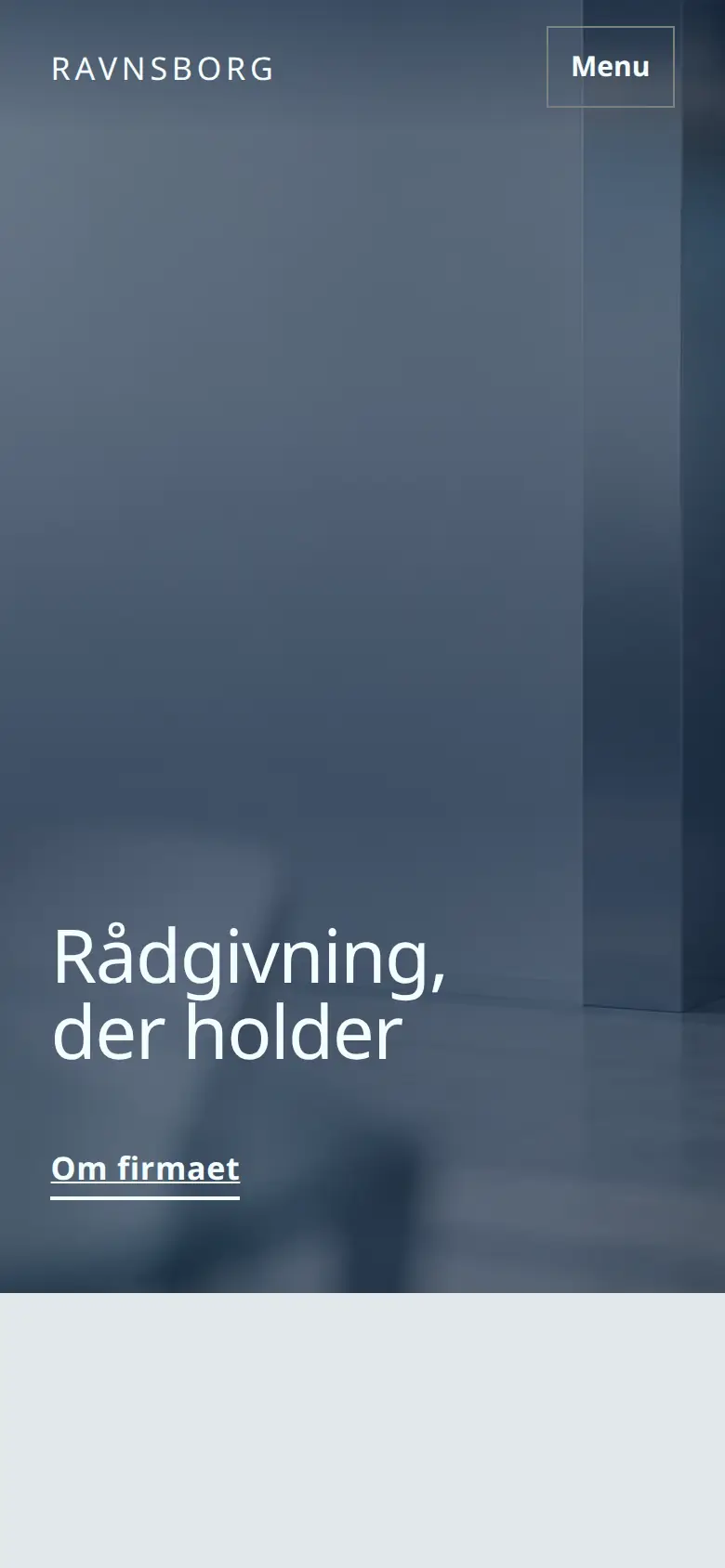 Forsiden af eksempelsitet for Ravnsborg i temaet Rådgivning og advokatfirma, set på en mobil