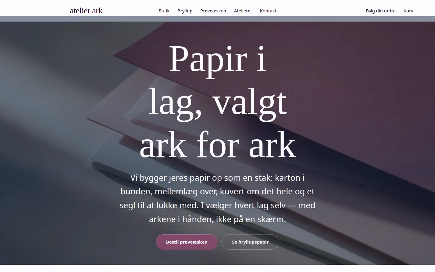 Forsiden af eksempelsitet for Atelier Ark i temaet Atelier og design, set på en computer
