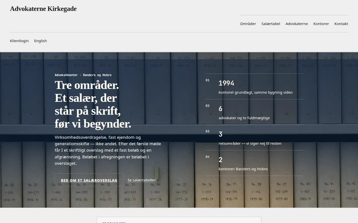 Forsiden af eksempelsitet for Advokaterne Kirkegade i temaet Advokat og jura, set på en computer