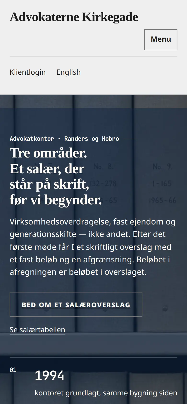 Forsiden af eksempelsitet for Advokaterne Kirkegade i temaet Advokat og jura, set på en mobil