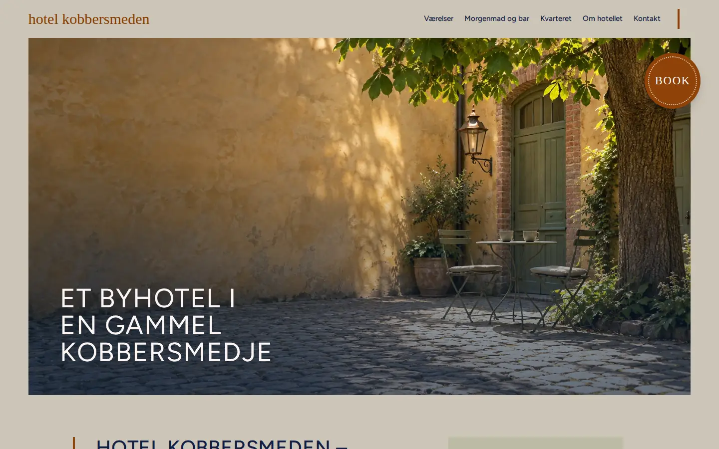 Forsiden af eksempelsitet for Hotel Kobbersmeden i temaet Hotel og ferieophold, set på en computer