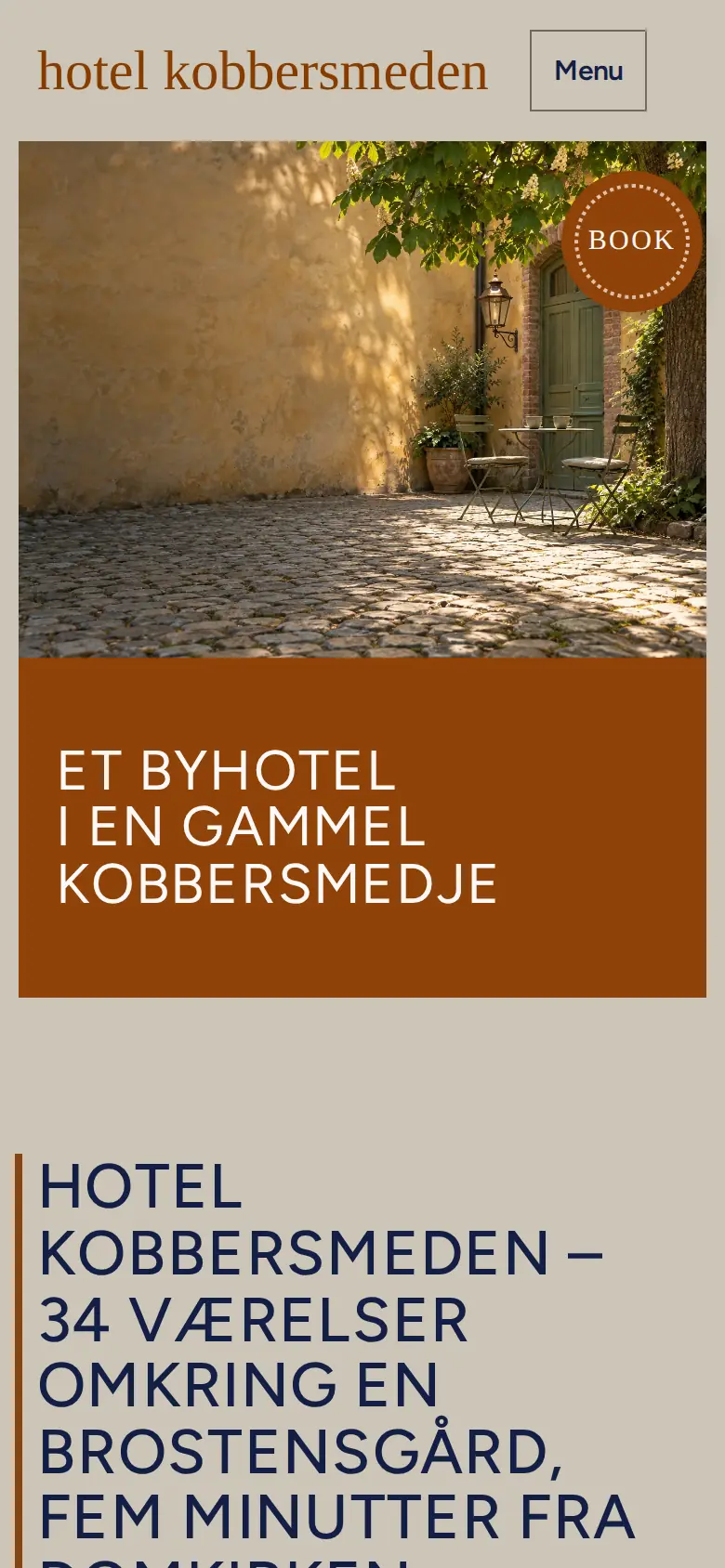 Forsiden af eksempelsitet for Hotel Kobbersmeden i temaet Hotel og ferieophold, set på en mobil