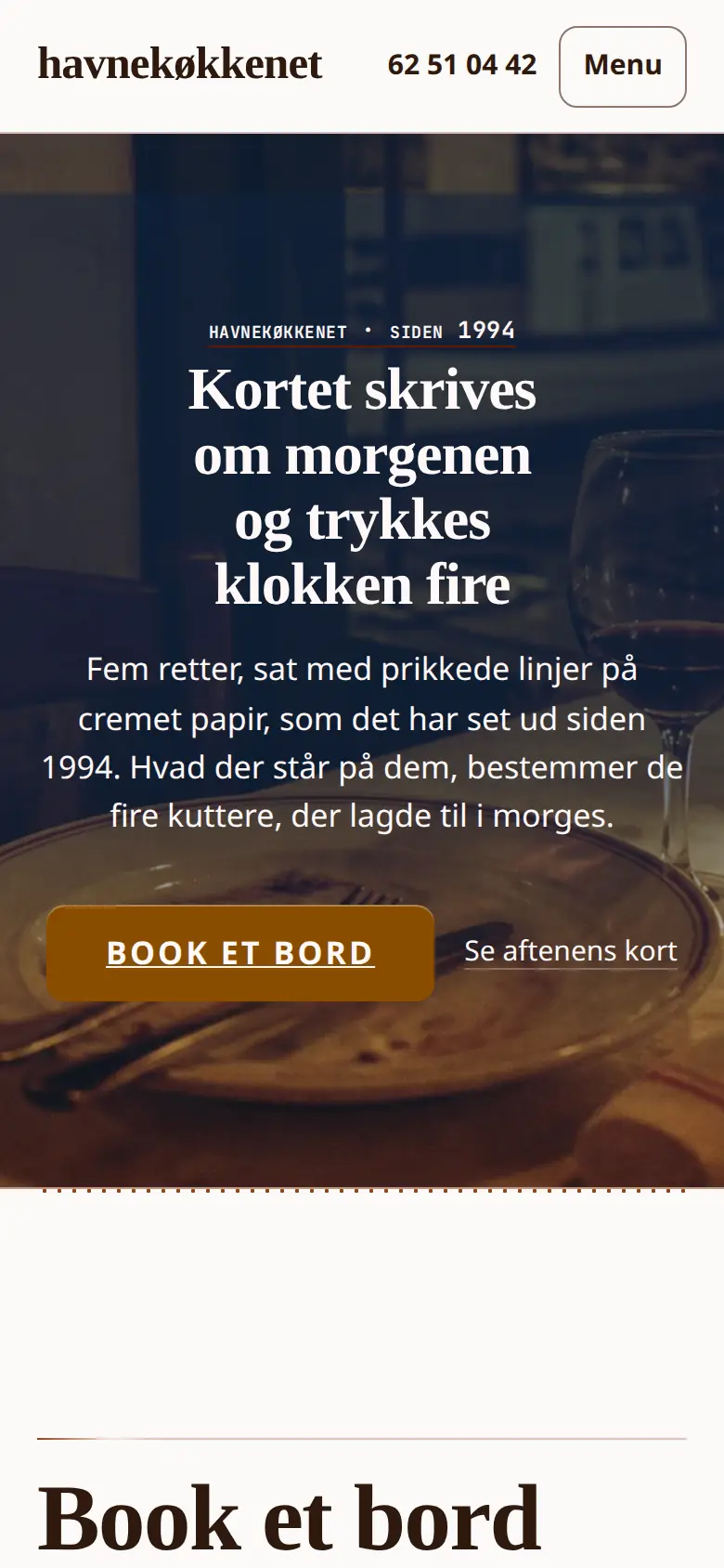 Forsiden af eksempelsitet for Havnekøkkenet i temaet Restaurant og café, set på en mobil
