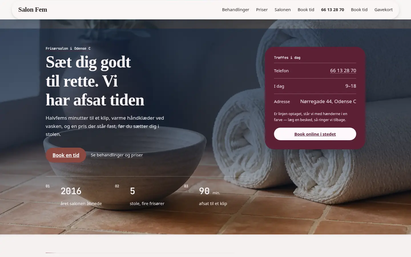 Forsiden af eksempelsitet for Salon Fem i temaet Service og salon, set på en computer