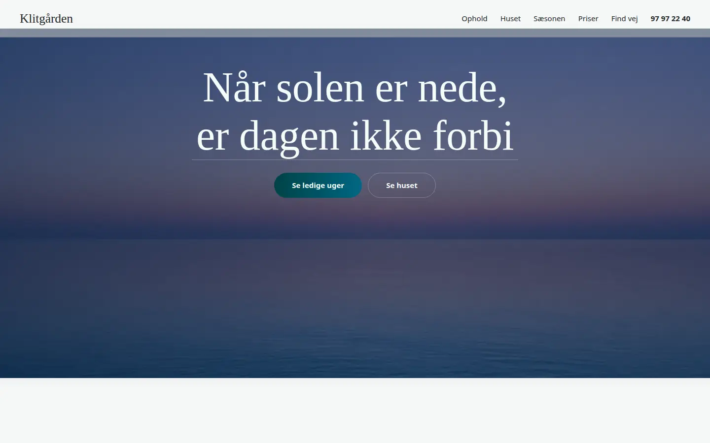 Forsiden af eksempelsitet for Klitgården i temaet Atmosfære, set på en computer