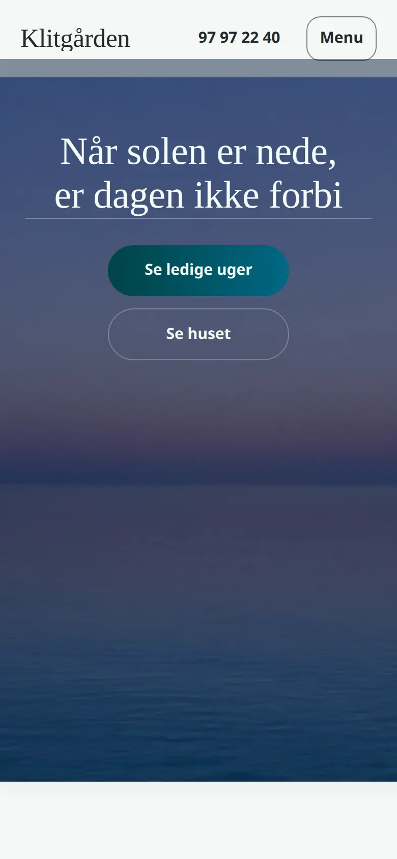 Forsiden af eksempelsitet for Klitgården i temaet Atmosfære, set på en mobil