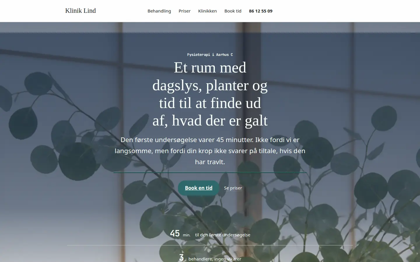 Forsiden af eksempelsitet for Klinik Lind i temaet Klinik og velvære, set på en computer